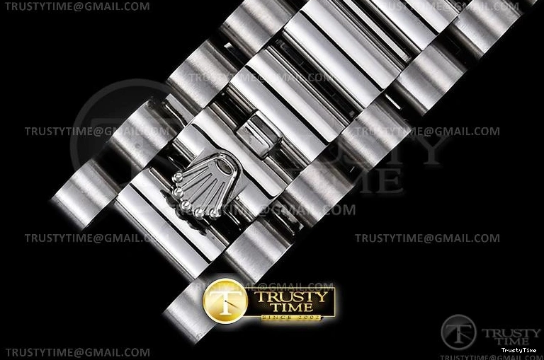 0810 RDD0220E – DayDate 36mm Functional 700
